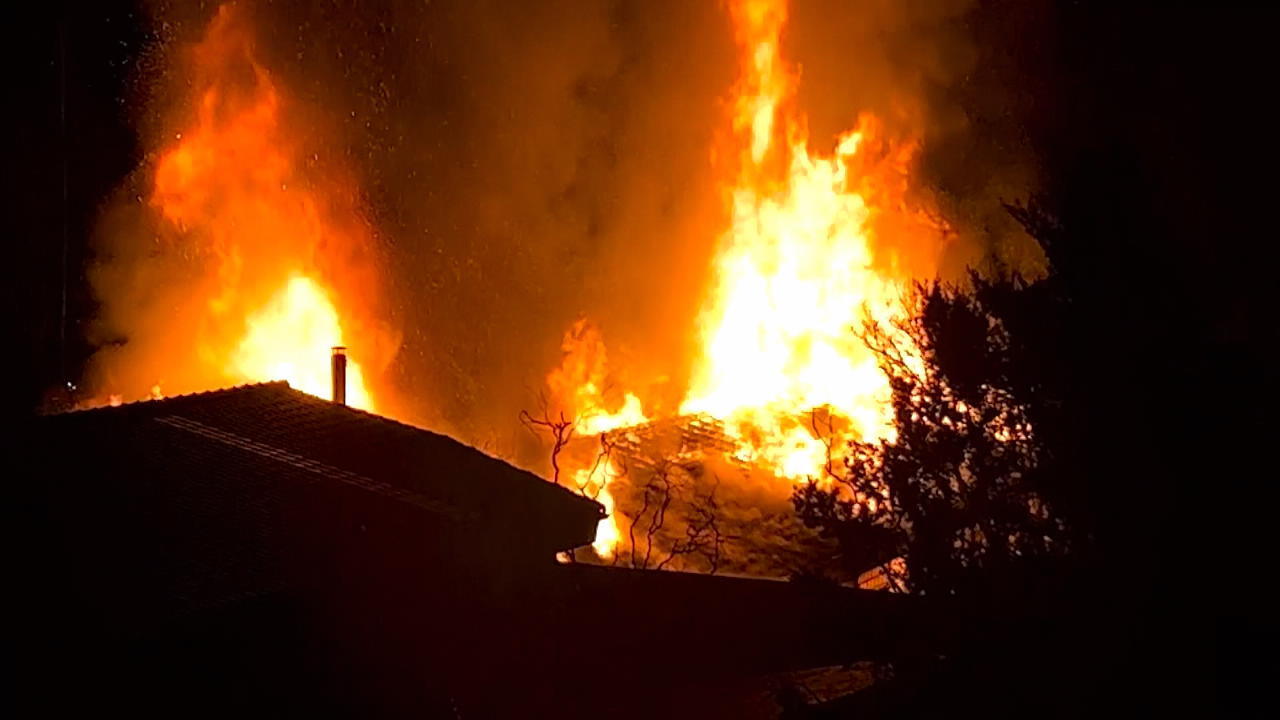 Oldtimer in Bergisch Gladbach abgebrannt Feuer in Lagerhalle
