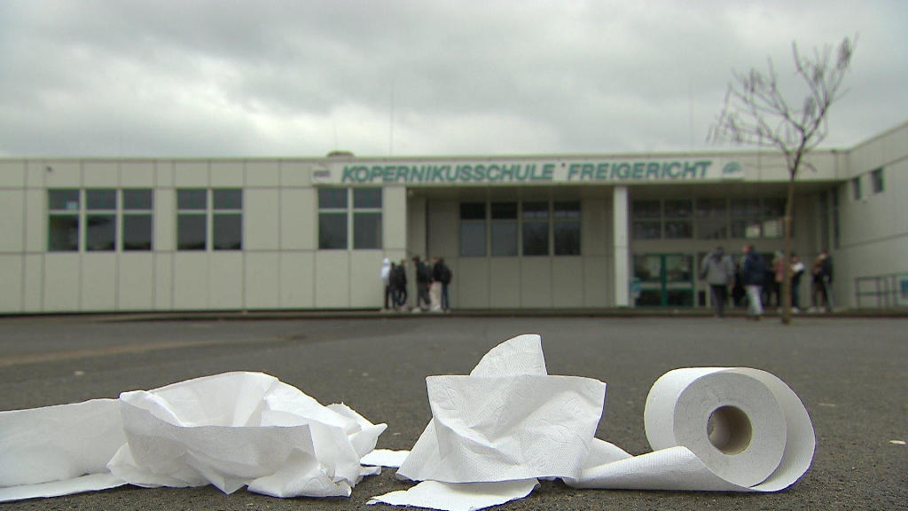 Schüler müssen eigene Rollen mitbringen Klopapier-Posse in Hessen