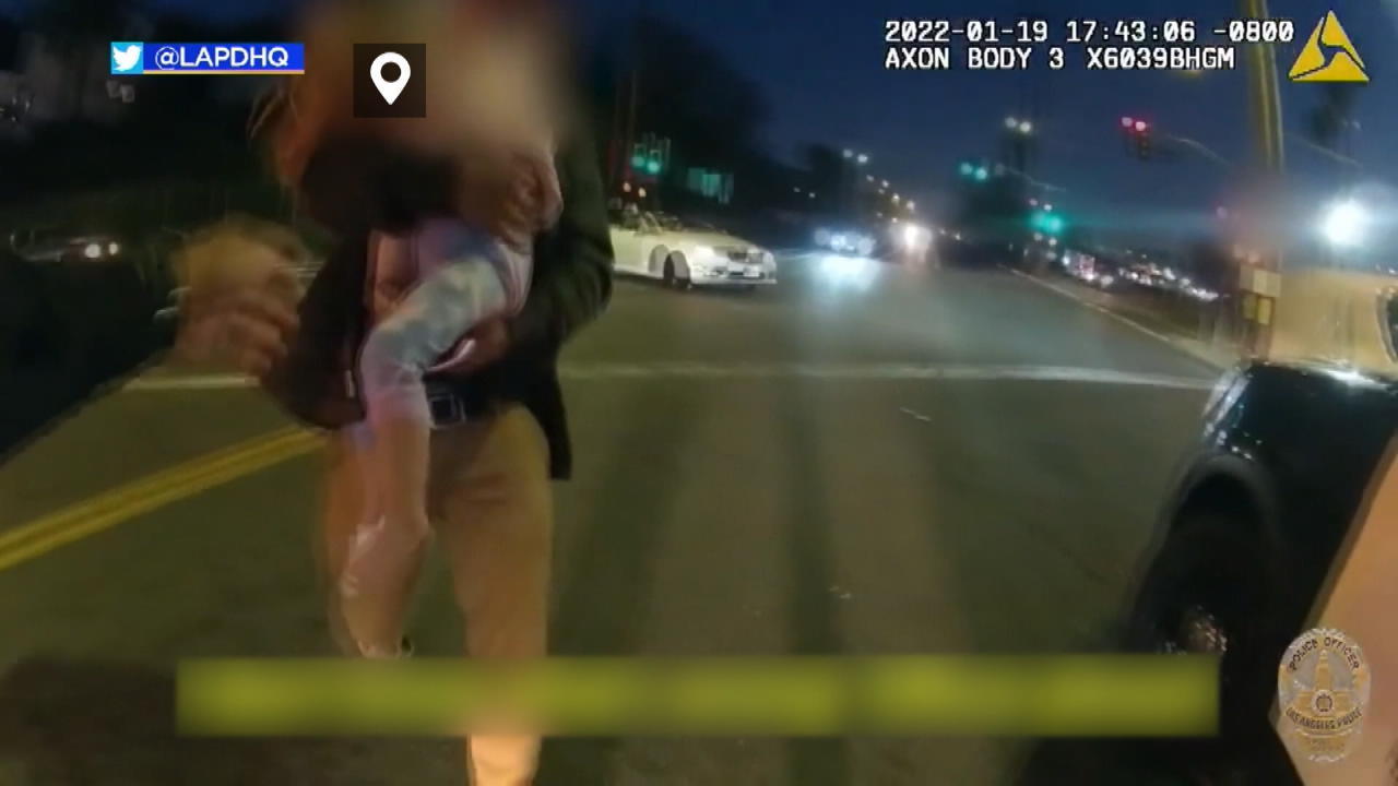 Polizist rettet Kleinkind vor dem Ersticken Spektakuläre Heldentat