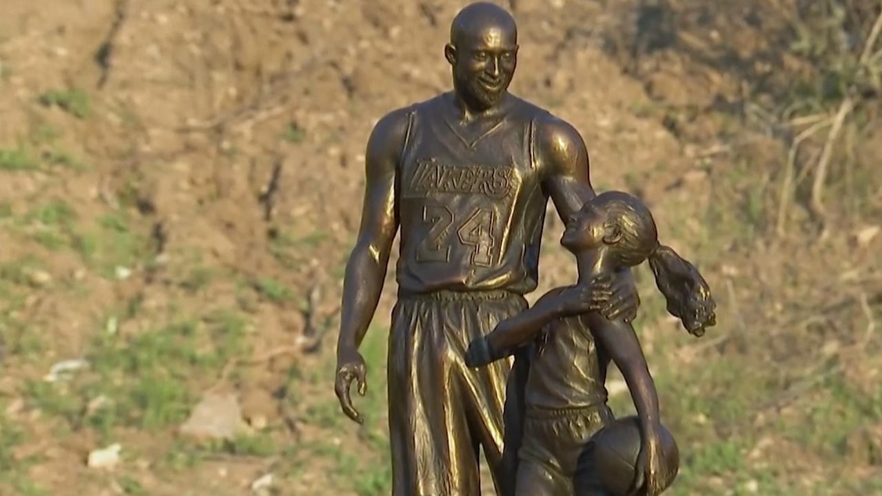 Zum 2. Todestag: Statue für Kobe Bryant enthüllt Bronzestatue in Gedenken an Kobe