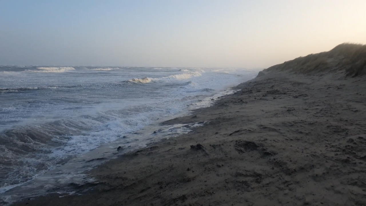Sturmflut reißt Nordsee-Insel Langeoog den Strand ab Sturm-Folgen am Meer und in Städten