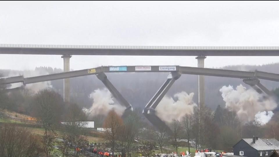 Alte A45-Talbrücke gesprengt Spektakuläre Bilder