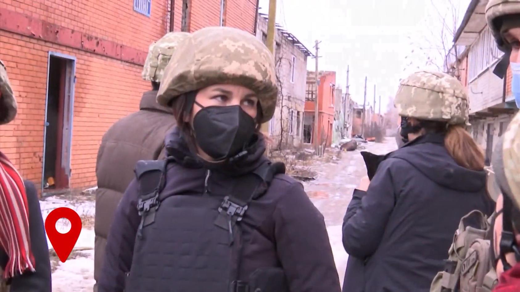 Baerbock zeigt sich in der Ost-Ukraine tief bewegt Erste Reise ins Kriegsgebiet