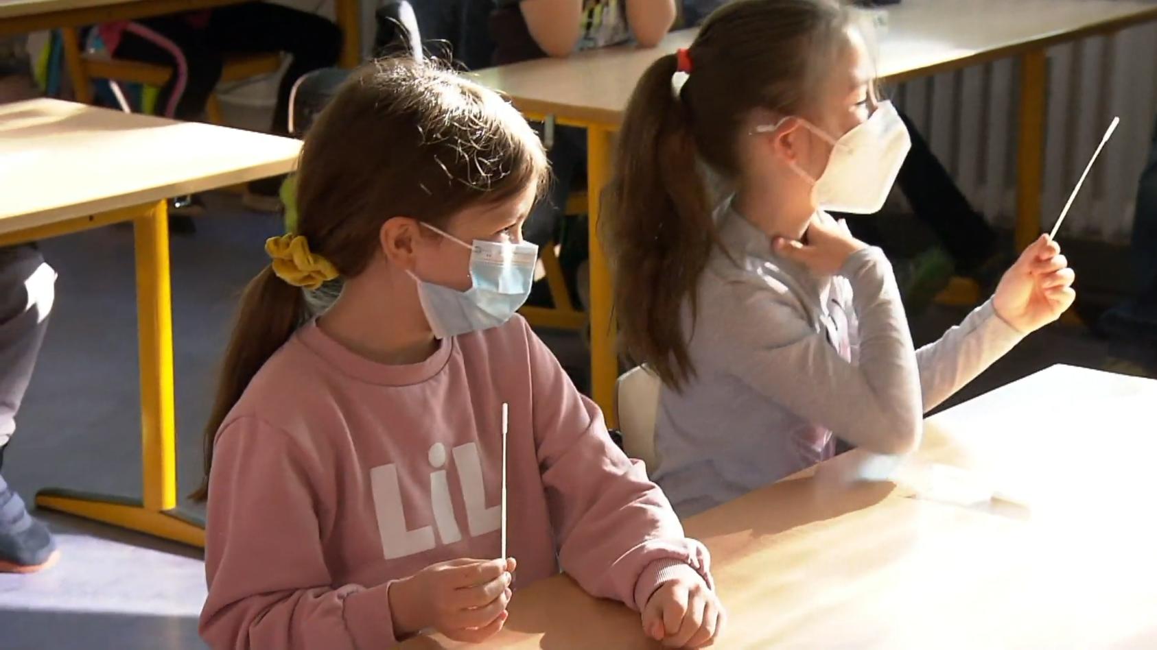 Schulen in NRW schlagen Alarm - wegen Schnelltests aus China Eltern verunsichert