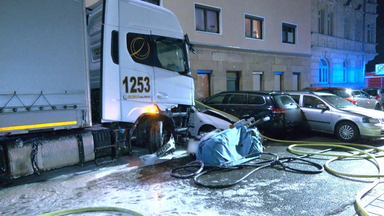 Anwohner geschockt über Lastwagen-Rambo Schwere Verwüstungen in Fürth