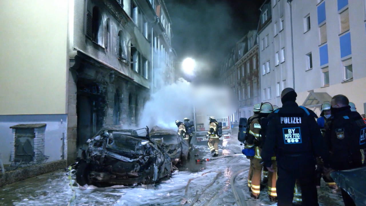 Betrunkener Lastwagen-Fahrer rammt 31 geparkte Autos Autos und Haus in Flammen