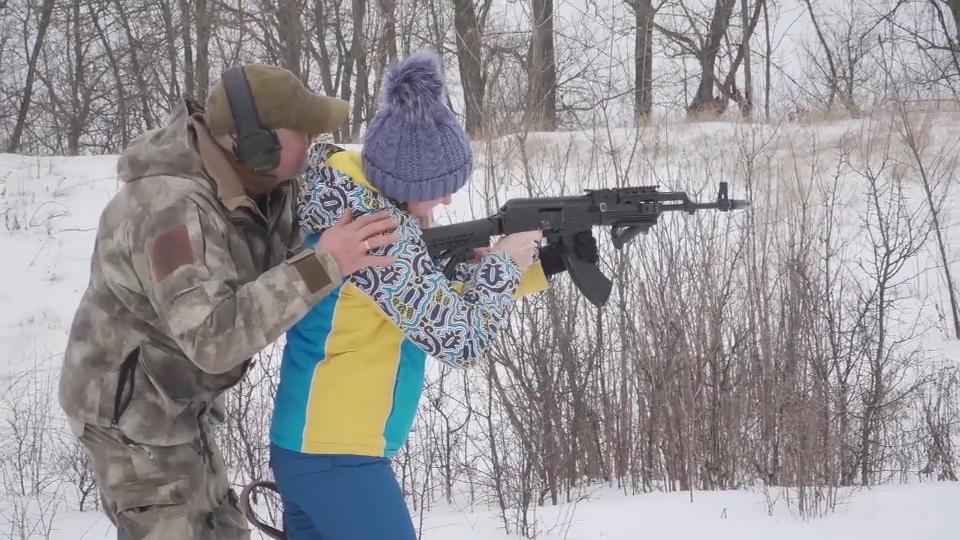 Frauen trainieren an der Waffe für den Ernstfall Die Ukraine-Krise