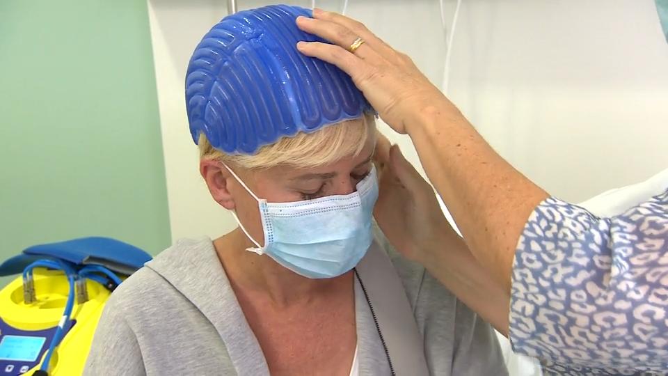 Wie eine Kühlhaube sie vor Haarausfall bewahrt Kältetherapie bei Krebspatientinnen