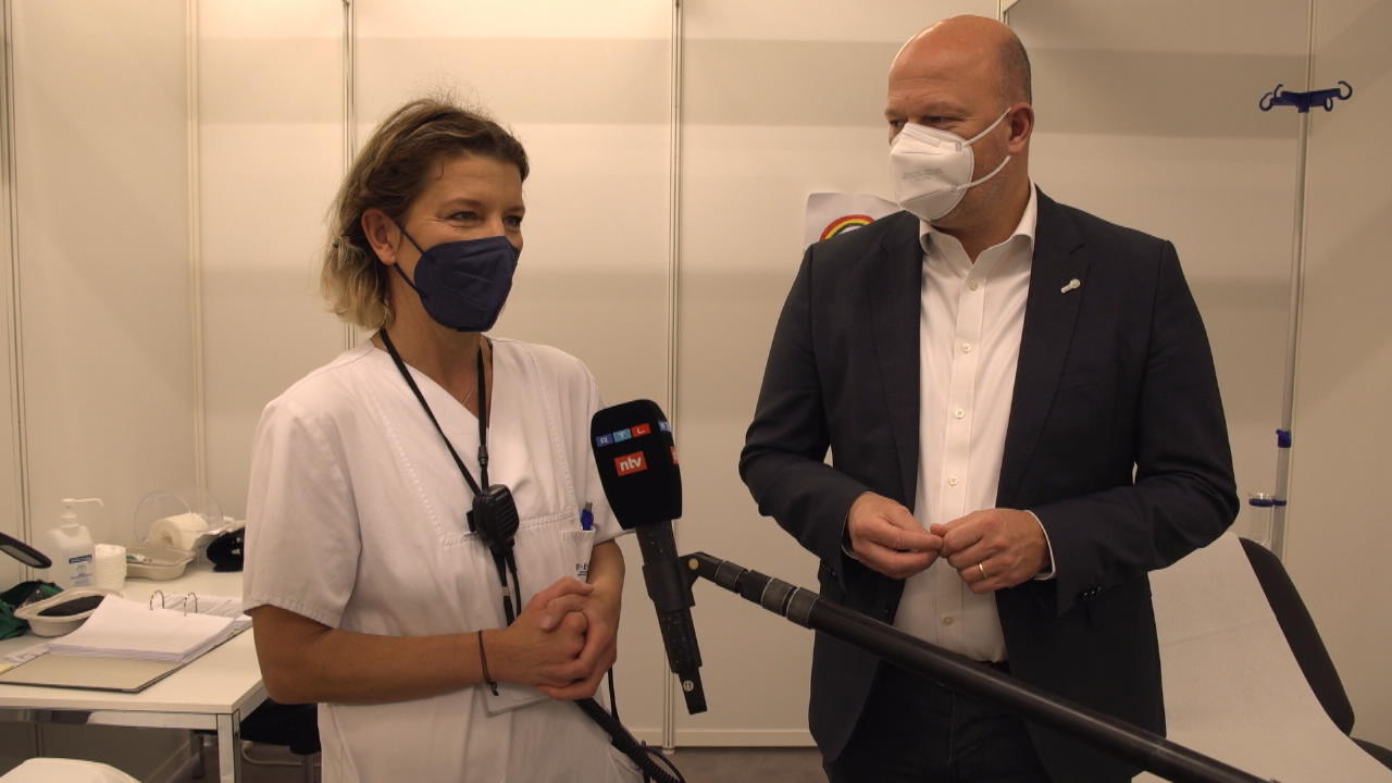 Impfzentrum in Hürth hilft Menschen mit Spritzen-Angst Ärzte nehmen sich viel Zeit