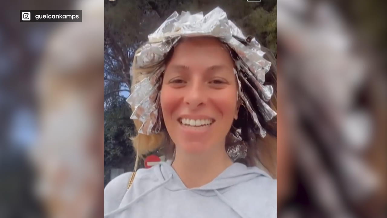 Gülcan Kamps hält es beim Friseur nicht aus Mit Folien auf der Straße