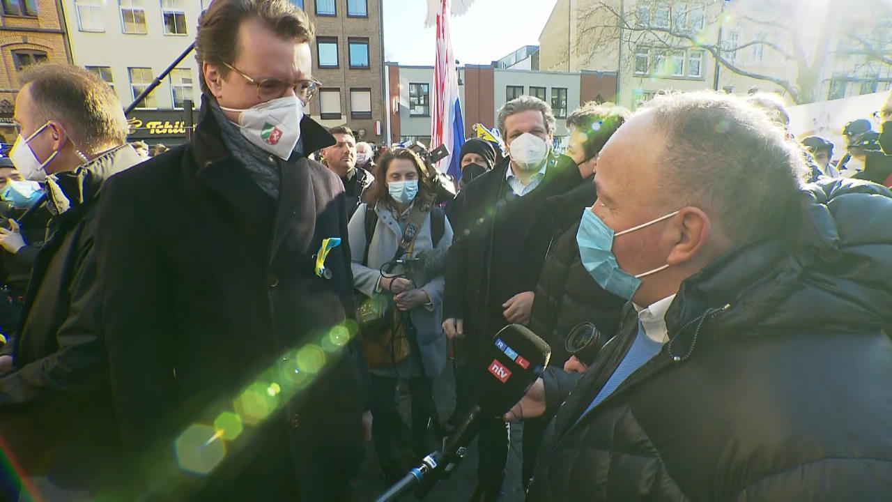NRW-Regierungschef Wüst: "Menschen stehen gegen Krieg auf" Friedensdemo am Rosenmontag