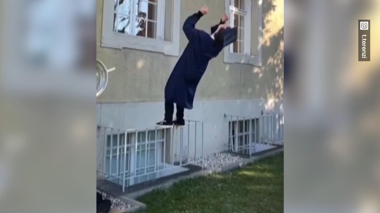Tyler Terenzi hat seinen Abschluss bestanden Feiern mit einem Stunt