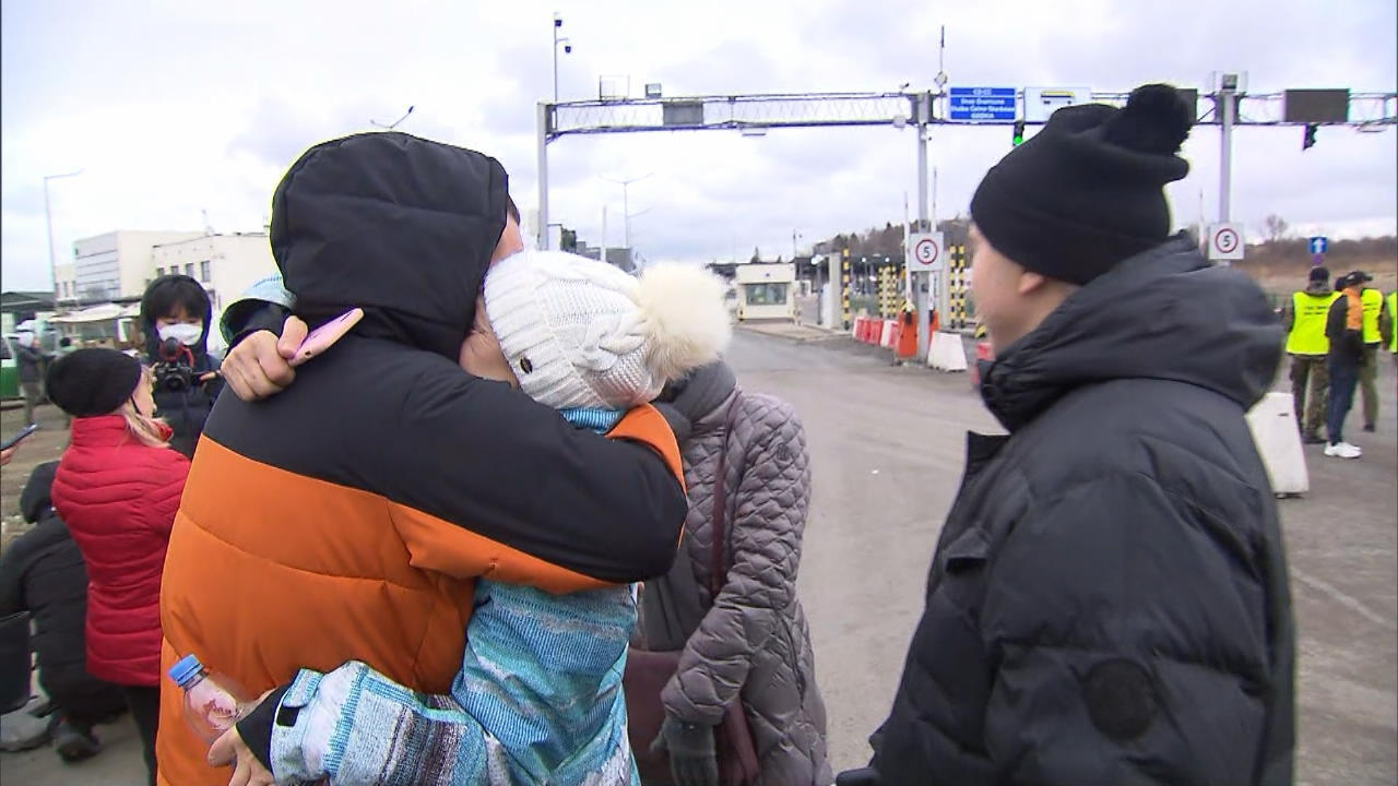 Evgenij Voznyuk schließt Eltern nach Flucht in die Arme Wiedersehen an der Grenze