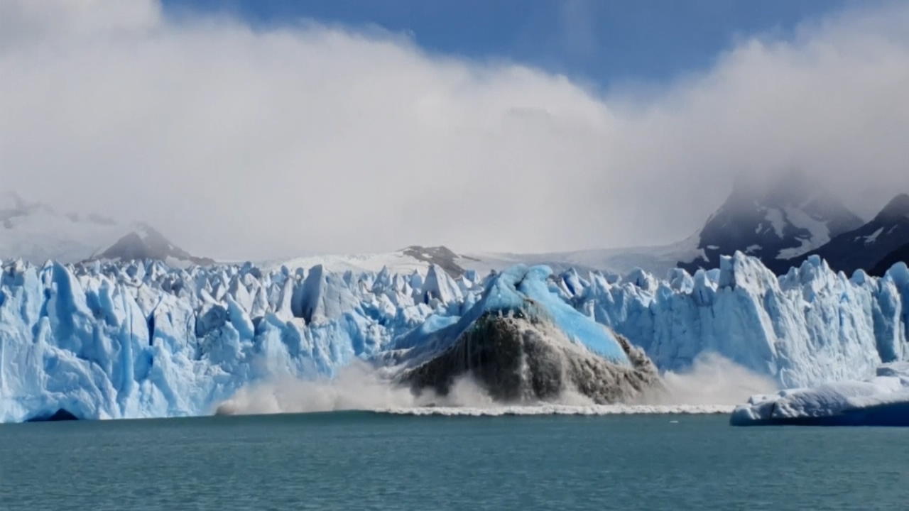 Riesiger Eis-Koloss steigt aus Wasser auf Gletscher in Argentinien "kalbt"