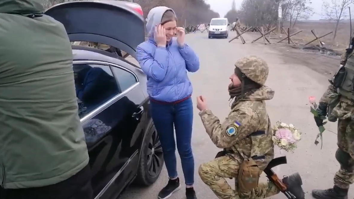 Ukrainischer Soldat macht Freundin Heiratsantrag Liebe ist stärker als Krieg