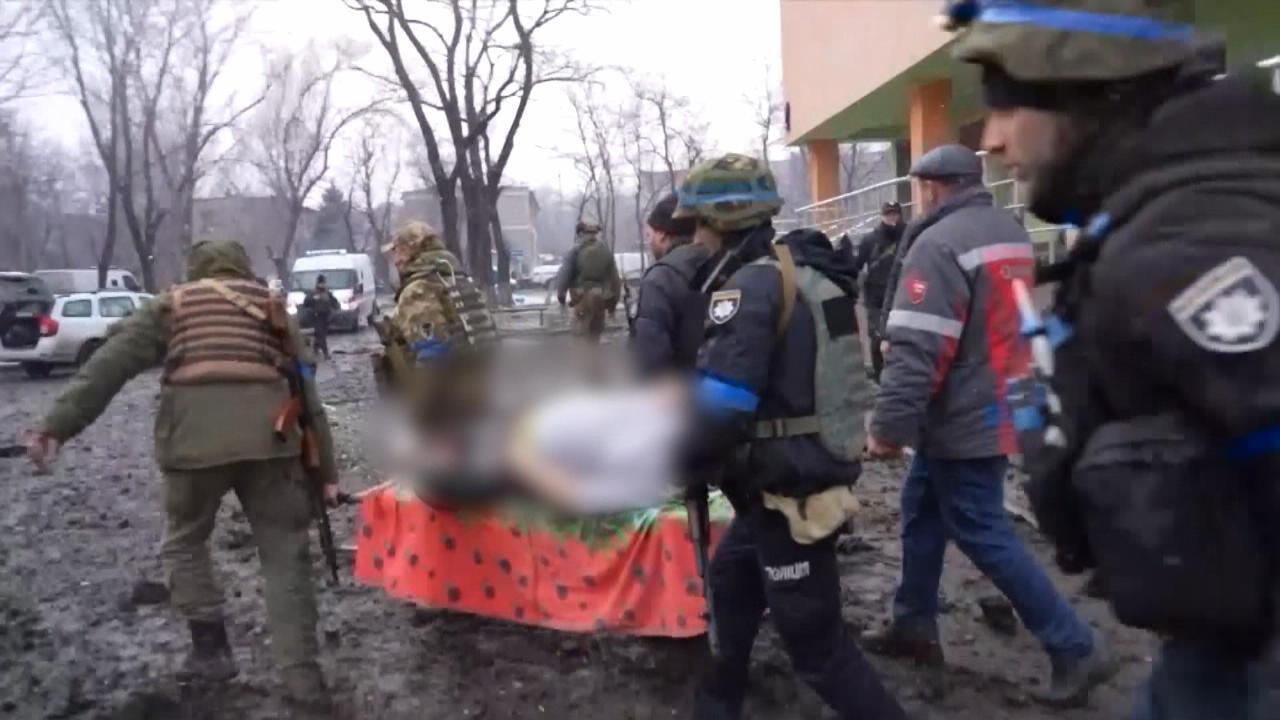 Russische Truppen zerstören Entbindungsklinik Krieg in der Ukraine