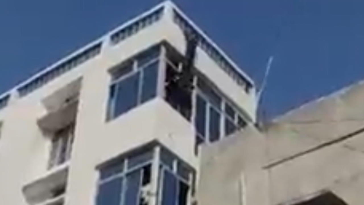 Junge klettert nach Streit aus dem Fenster - als Protest! Leichtsinnige Aktion
