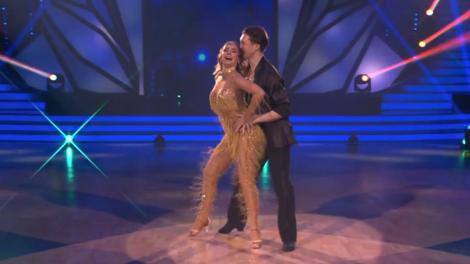 Evgeny Vinokurov zeigt mit seiner Nina eine Samba-Kür Dieser "Let's Dance"-Tanz hat besondere Botschaft