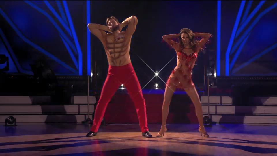 Bastian Bellendorfer es muy sexy "Vamos a bailar" Él flexiona sus músculos