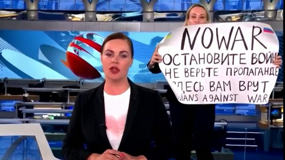 Russen-TV gecrasht! Dafür drohen Journalistin 15 Jahre Haft Heldenhafte Aktion