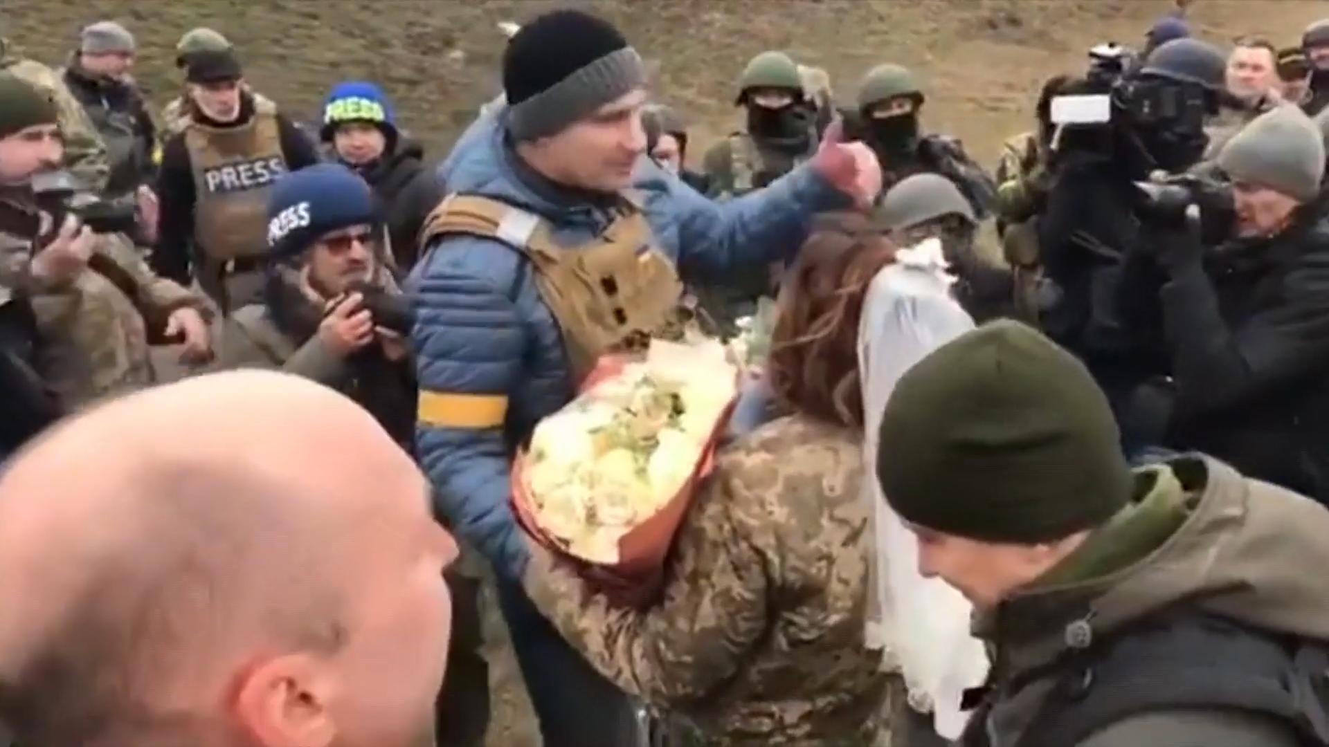 Vitali Klitschko besucht Hochzeit an der Frontlinie Ja-Wort an Kiewer Checkpoint