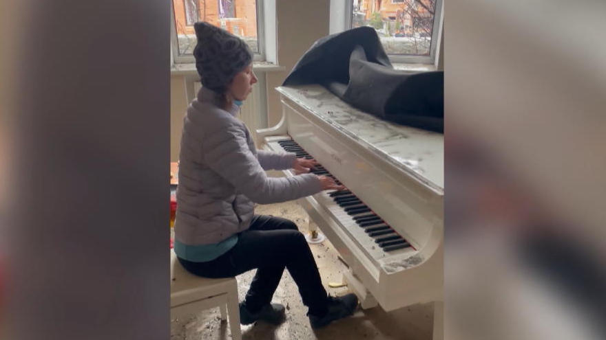 Ukrainerin spielt nach russischem Raketenangriff Klavier Inmitten der Trümmer