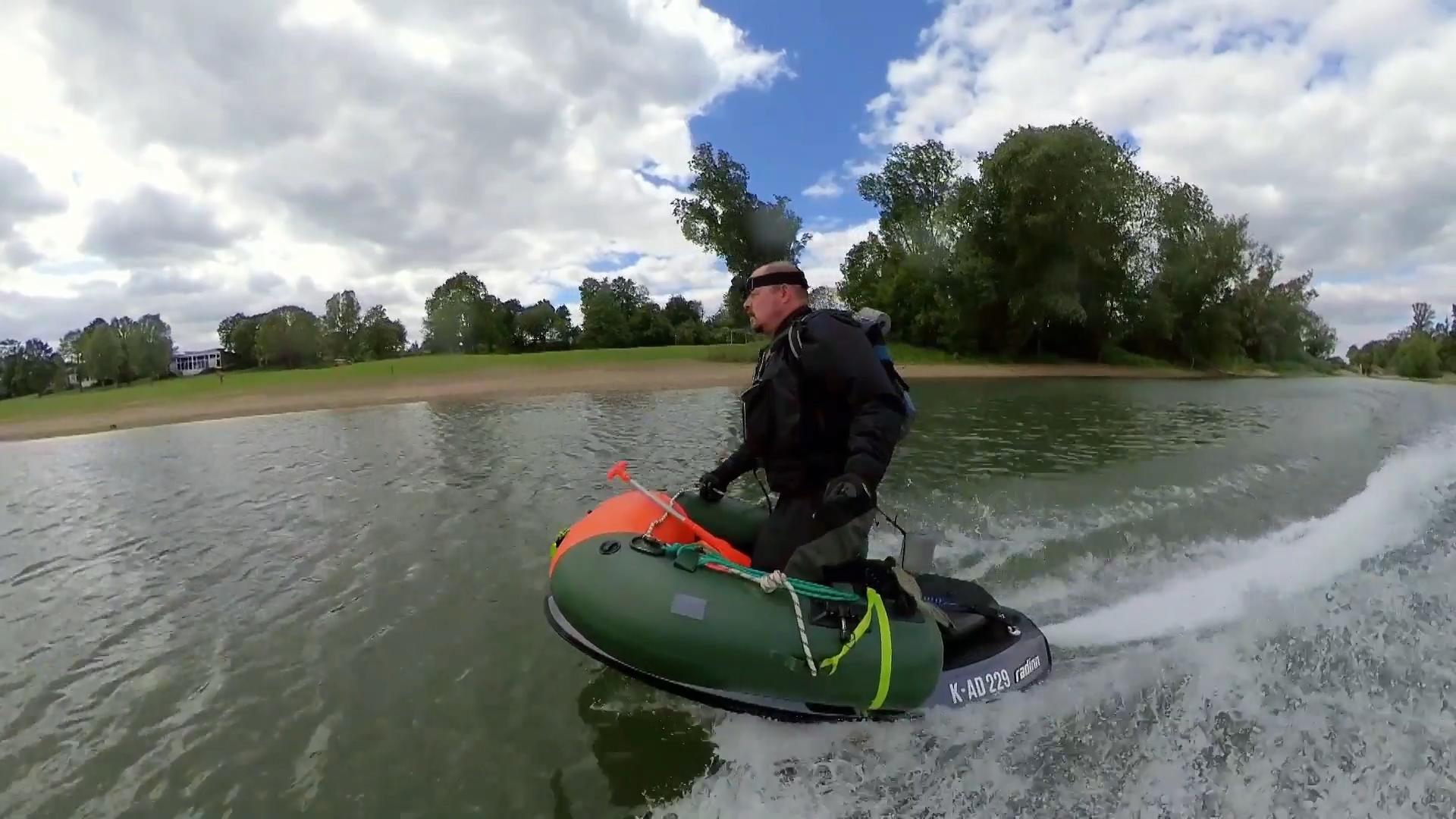 Mit Surfboard zur Reetung eilen Ein Schwan in Not