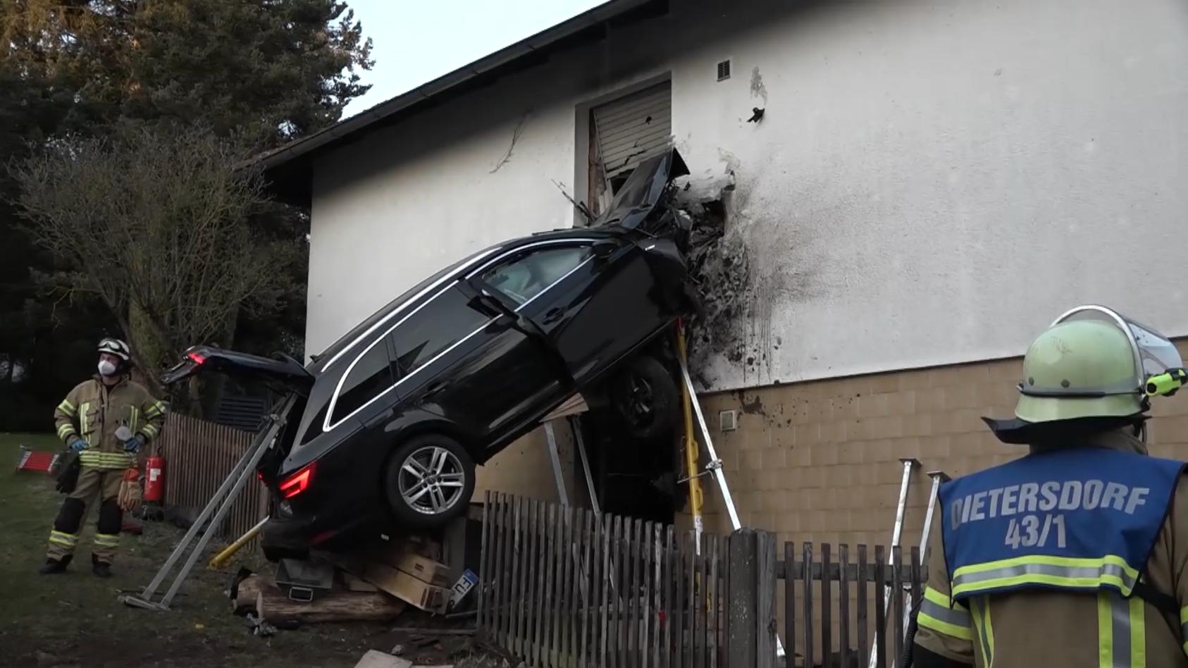 Tödlicher Autounfall In Bayern: Audi-Fahrer Rast In Hauswand In ...