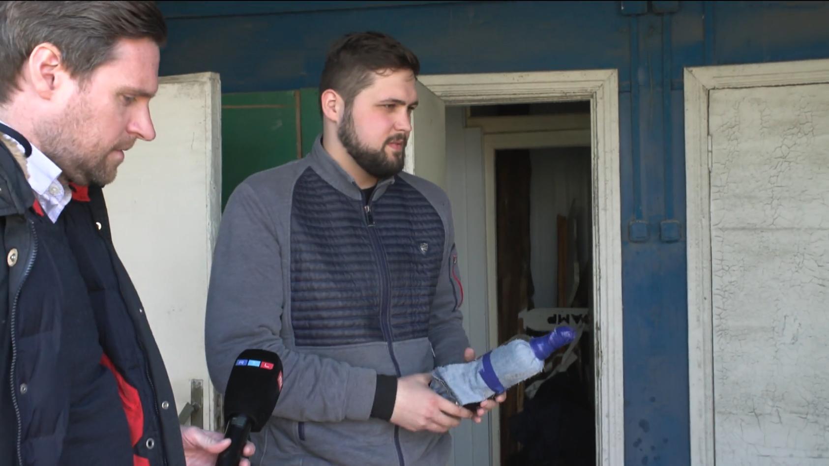 Junge ukrainische Freiwillige produzieren Molotov-Cocktails Bereit zur Verteidigung