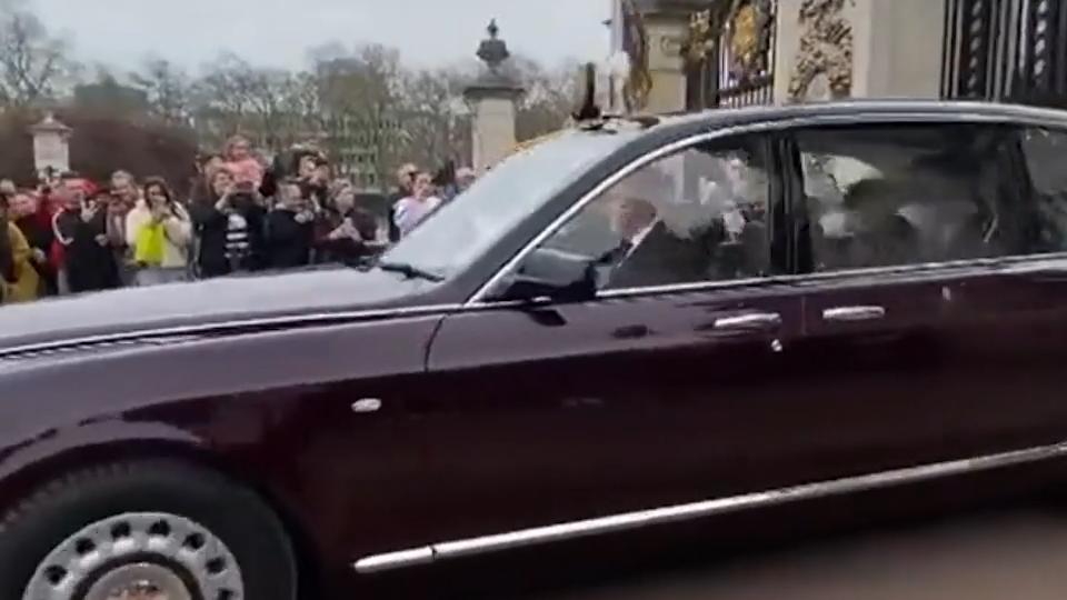Queen kommt mit Skandal Prinz Andrew zur Gedenkfeier London