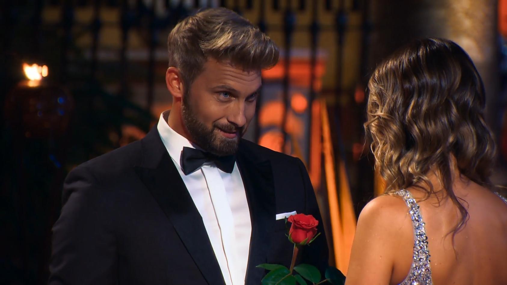 Verliebt! Der Bachelor gesteht Anna im Finale seine Gefühle Dominiks aller letzte Rosenvergabe