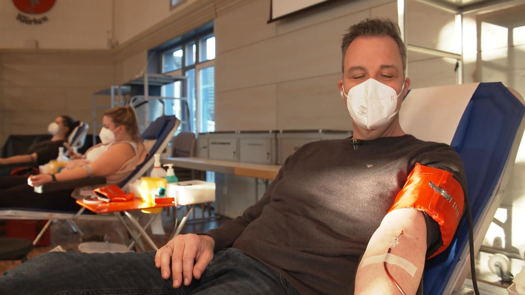 Wo landen eigentlich unsere Blutspenden? RTL-Reporter begleitet sein Blut