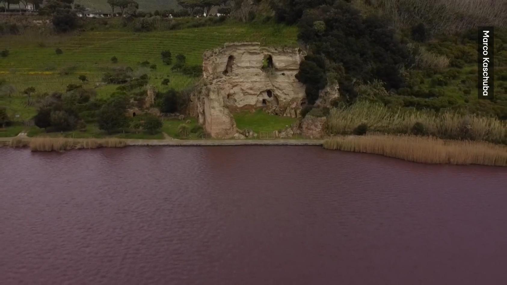 Naturschauspiel färbt "Blutsee von Averna" ein Rubinrotes Wasser