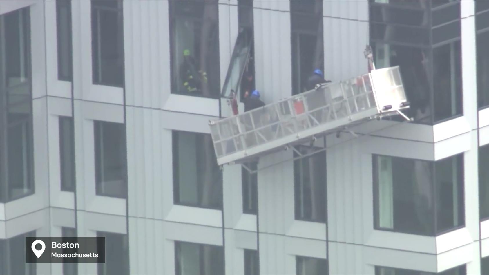 Fenster-Putzer hängen in schwindelerregender Höhe fest Feuerwehr-Einsatz im 42. Stockwerk
