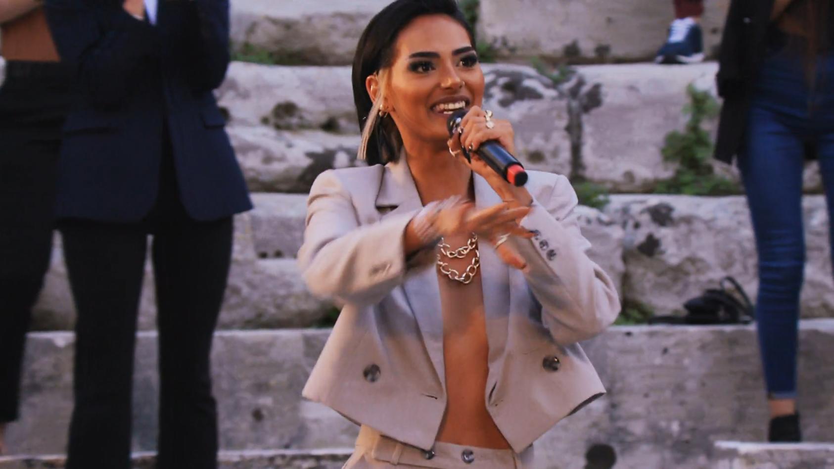 Tina mit "Runaway Baby" von Bruno Mars Die Party geht los