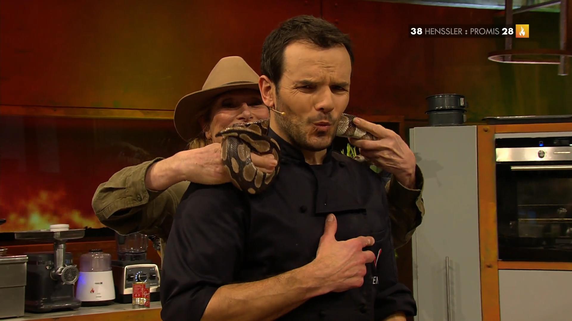 Steffen Henssler hat 'ne Schlange am Hals Dschungelprüfung bei "Grill den Henssler"
