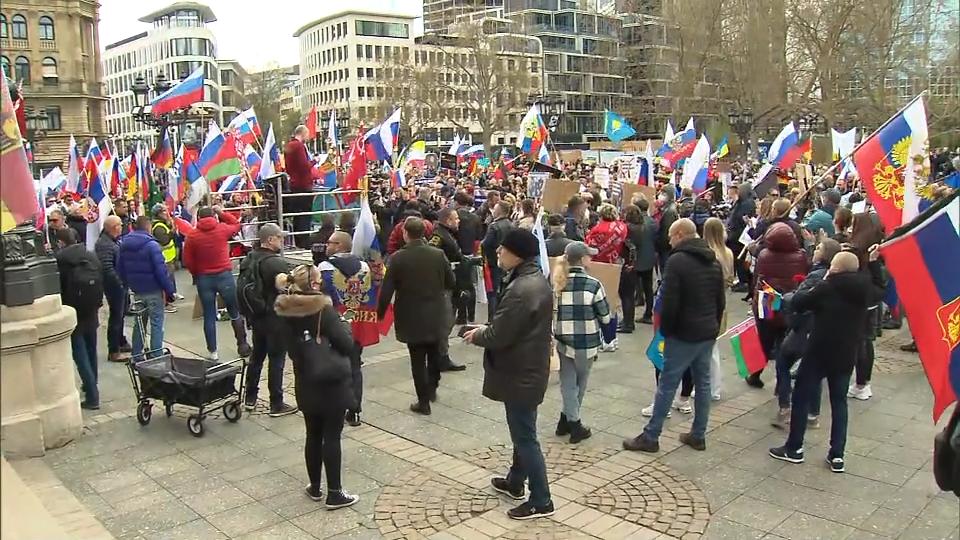 Tausende Teilnehmer bei prorussischer Demo in Frankfurt Auch viele Gegendemonstranten unterwegs