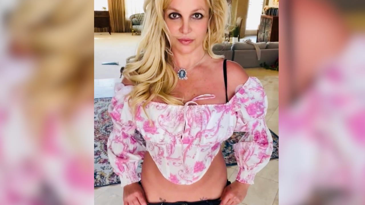 Versteckt Britney Spears hier ihren Babybauch? Baby one more time!