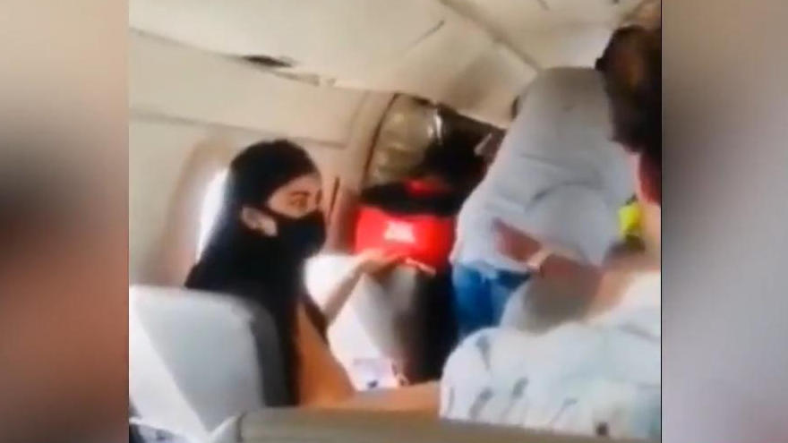 Passagiere halten kaputte Flugzeugtür zu Schock im Flieger