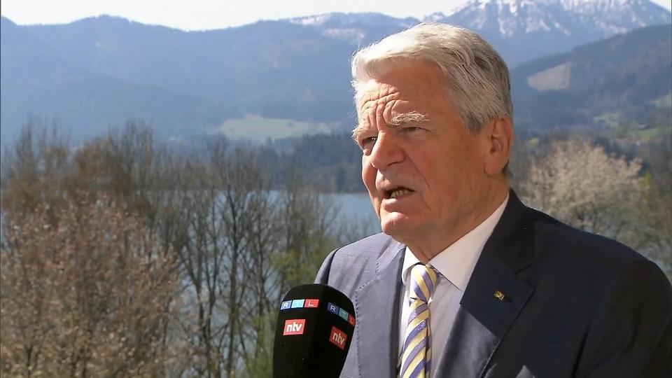 Joachim Gauck für die Lieferung von schweren Waffen Gauck im RTL/ntv-Interview
