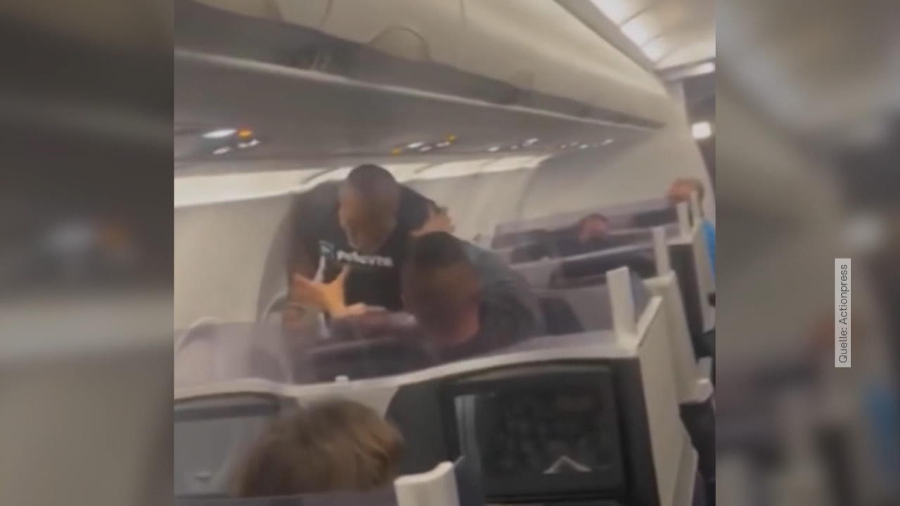 Box-Legende Mike Tyson schlägt Passagier blutig Skandal im Flugzeug