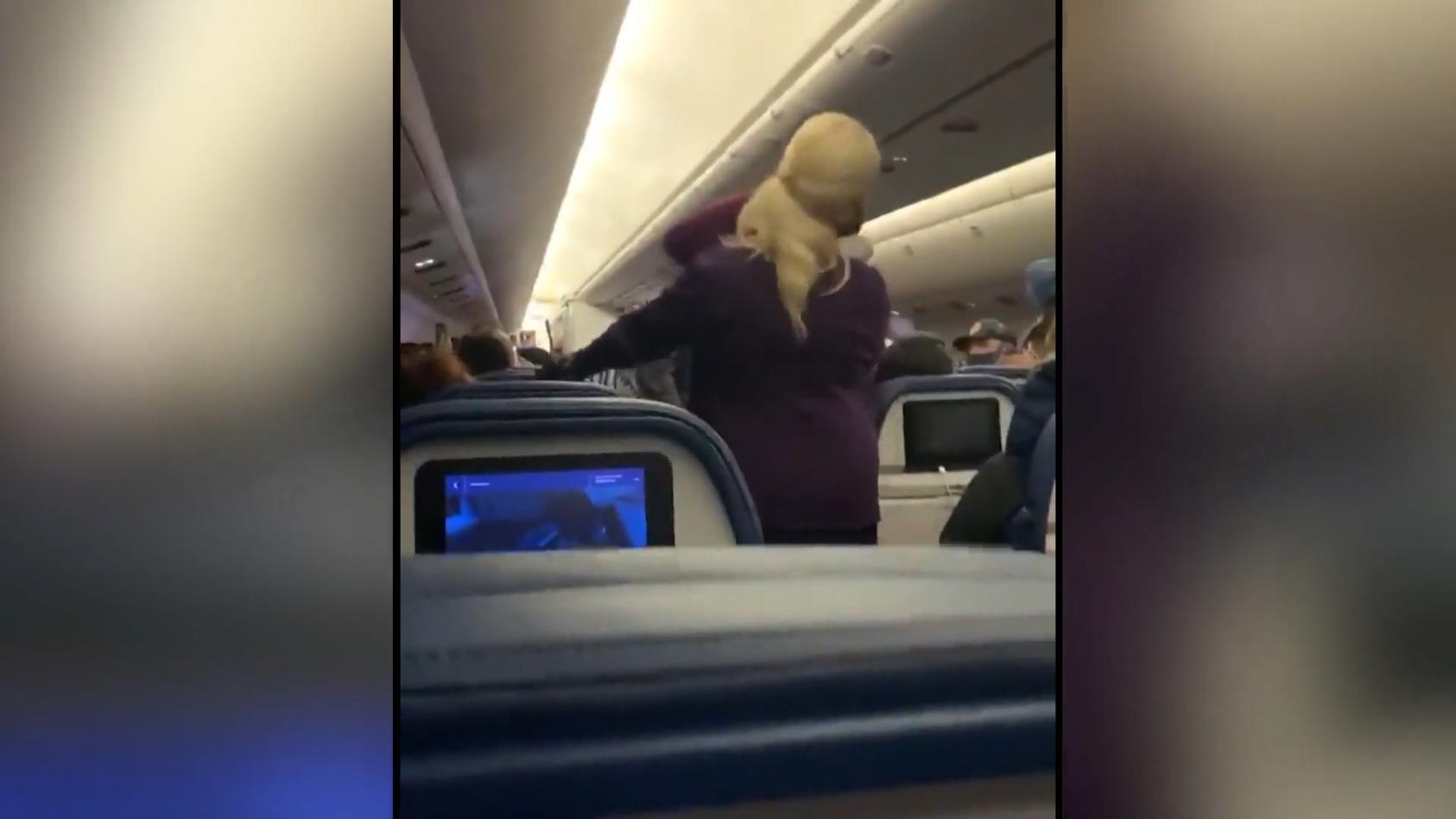 Krasse Szenen aus Flugzeugen - Passagiere immer brutaler Hier fliegen Fäuste