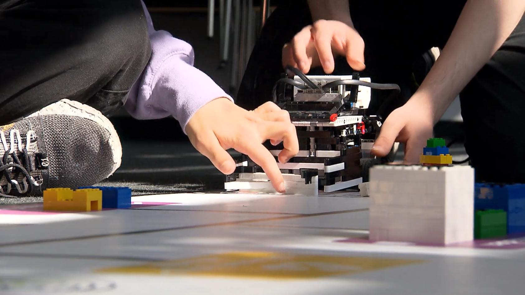 Schüler bauen Roboter aus Legosteinen Wettbewerb