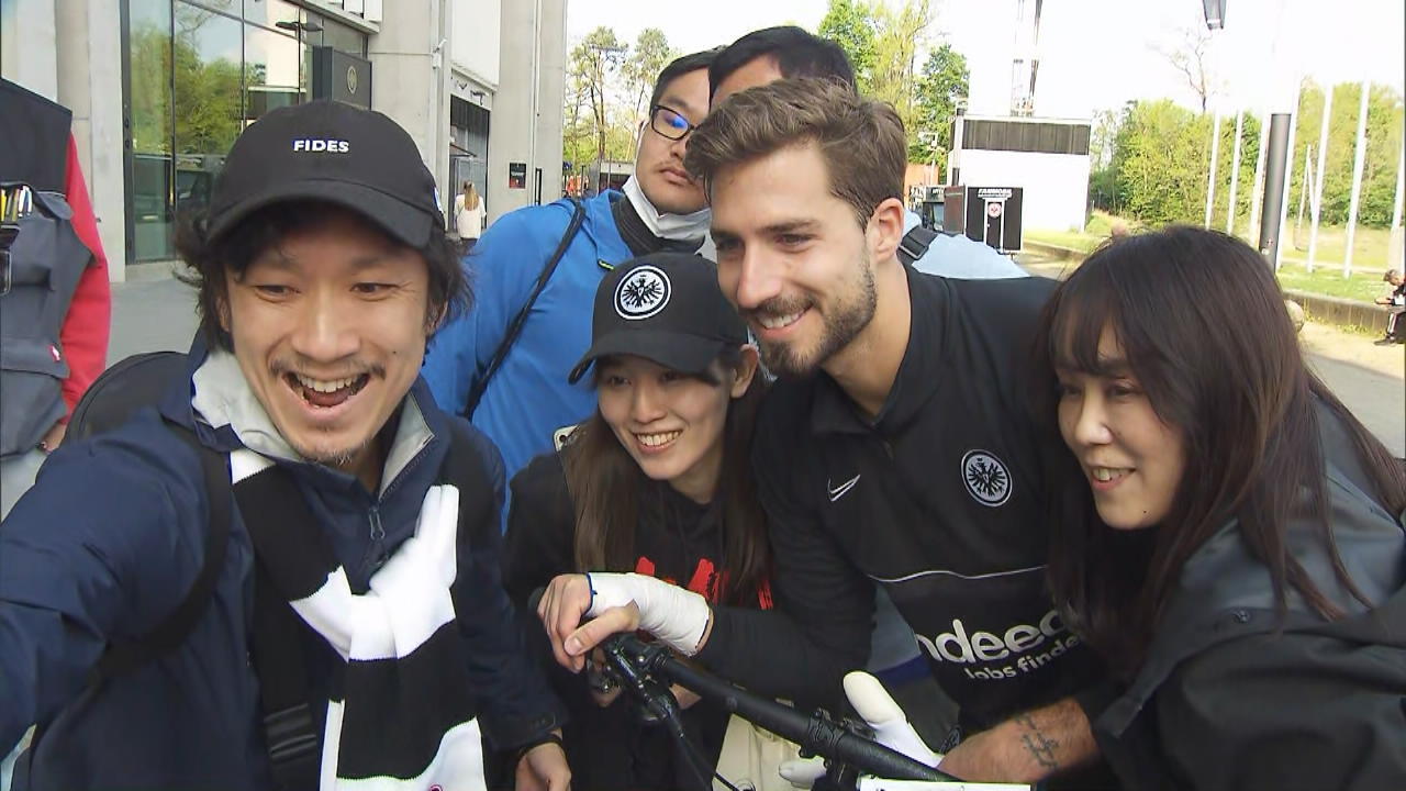 Japanische Fans umzingeln Kevin Trapp Lange Anreise für ein "Heimspiel"