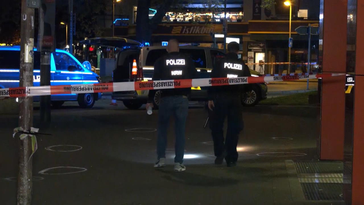 Schießerei mitten auf Duisburger Marktplatz: 4 Verletzte Die Polizei ermittelt nach über 30 Schüssen