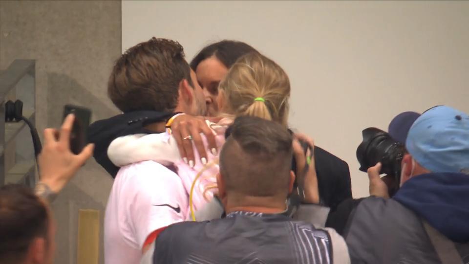 Ein leidenschaftlicher Kuss für den Frankfurt-Held Izabel Goulart & Kevin Trapp