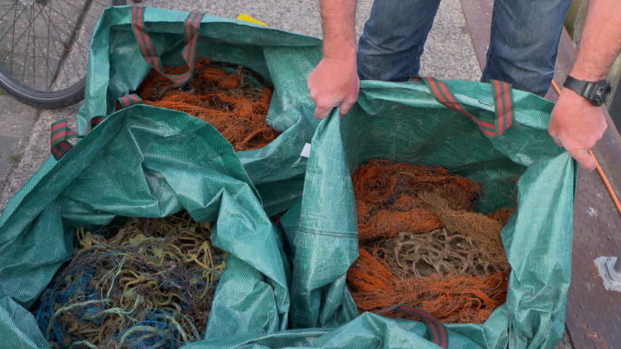 Tödliche Gefahr Geistert Durch Die Nordsee: Taucher Bergen Geisternetze