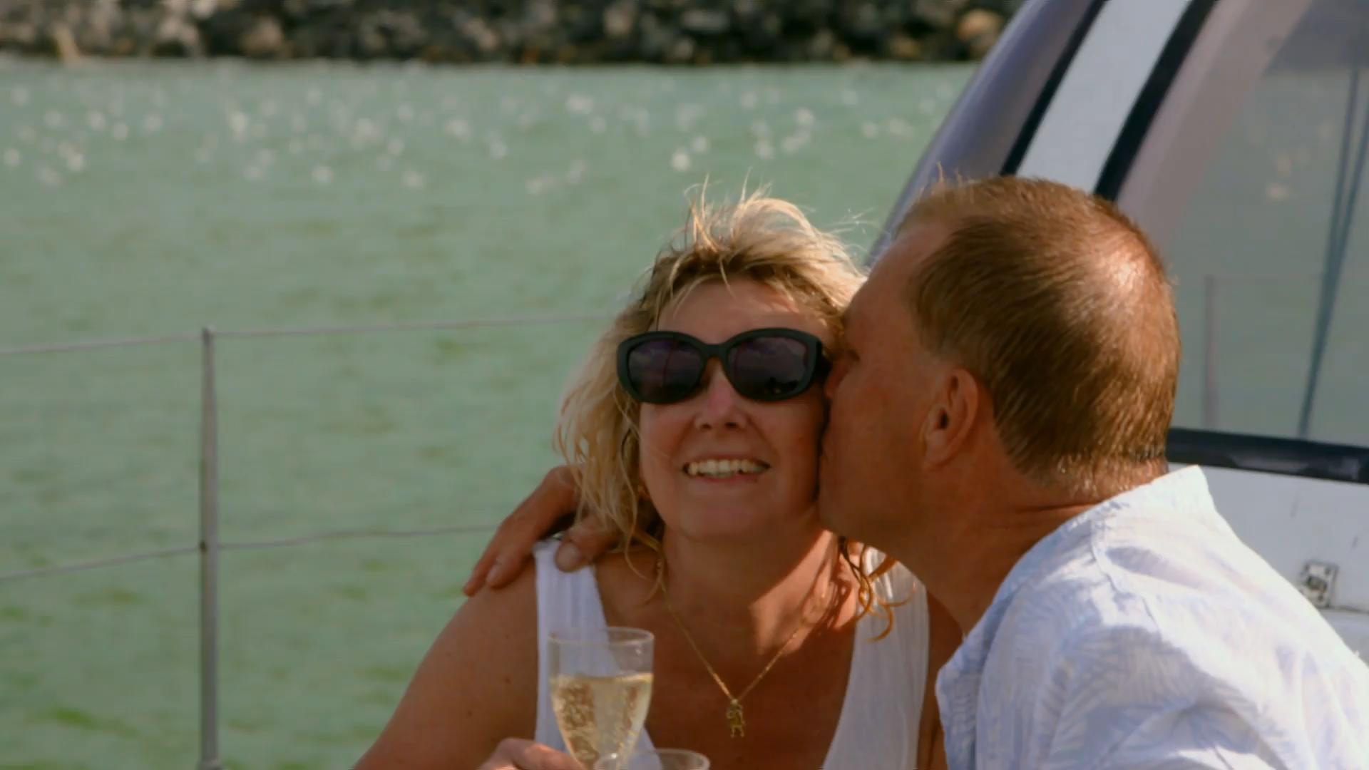 Martina e il contadino Rudiger si godono una romantica gita in barca in Sud Africa