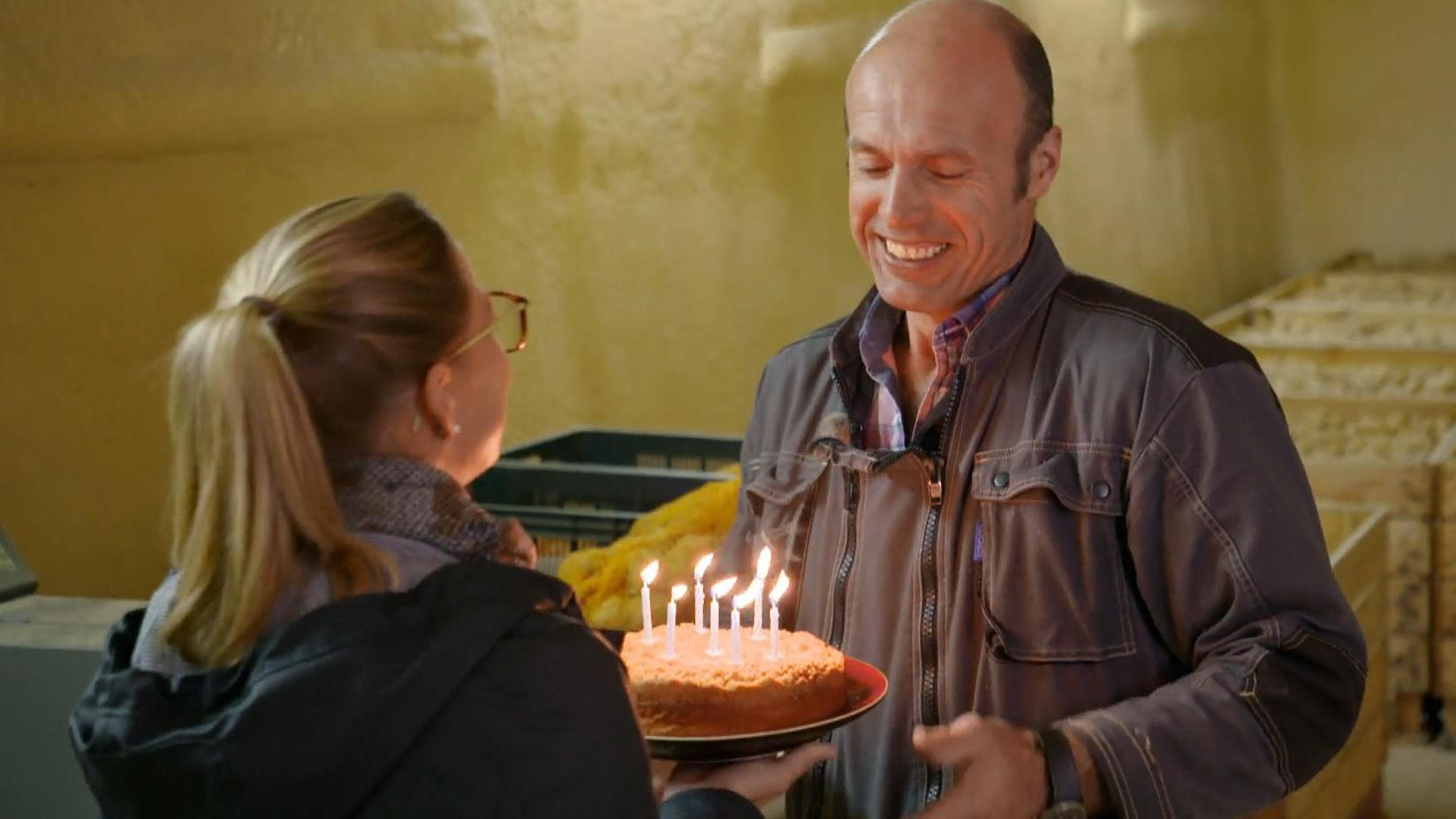 An ihrem Geburtstag überrascht Steffi Justins Vater mit einer Bauer sucht Frau International: Bonne Anniversaire-Torte