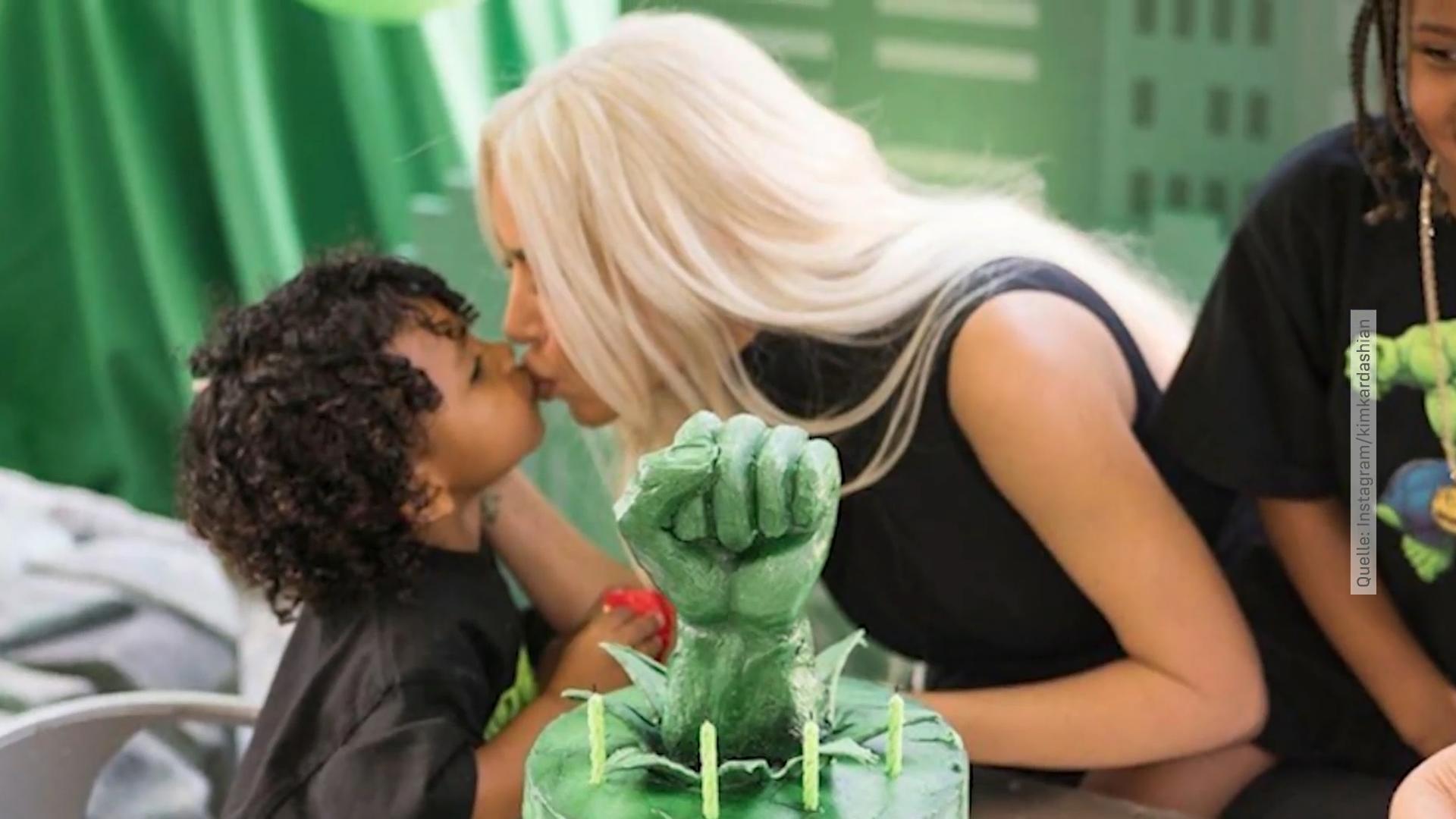 Kim Kardashian überrascht Psalm mit Hulk-Party Knallgrüner Spielespaß